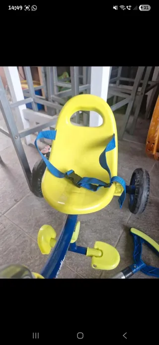 Triciclo infantil azul y amarillo