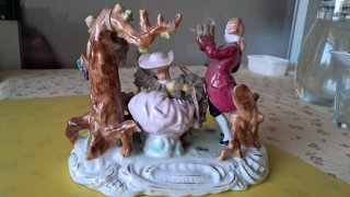 Figura de porcelana estilo barroco.