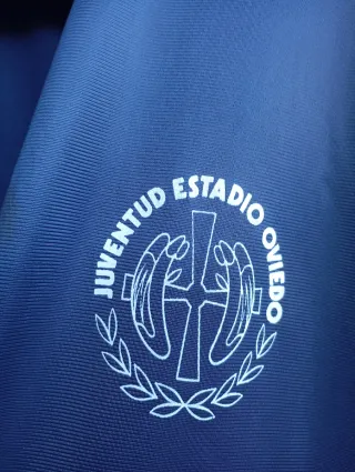 Chaqueta deportiva azul y roja