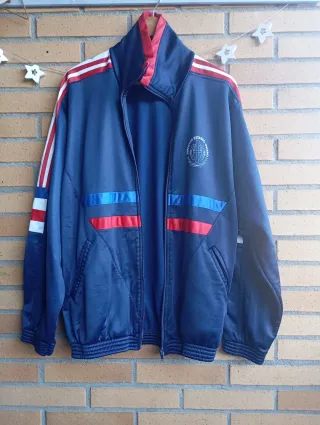Chaqueta deportiva azul y roja