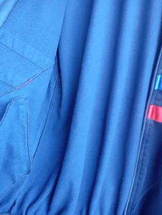 Chaqueta deportiva azul y roja