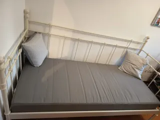 Cama individual metálica blanca