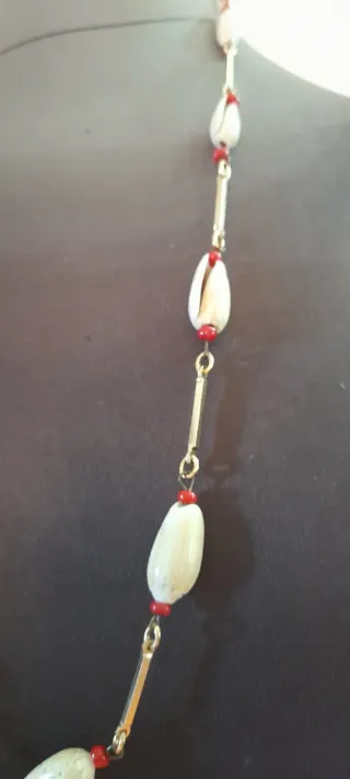 Collana vintage con conchiglie e perline rosse