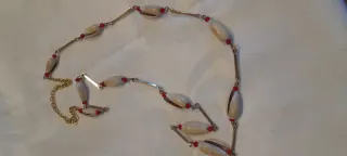 Collana vintage con conchiglie e perline rosse