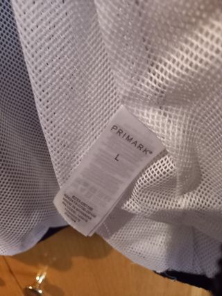 Cortavientos gris, negro y blanco