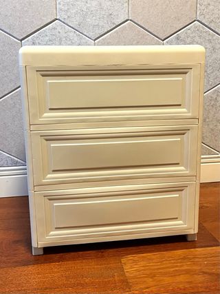 Mesita Cajonera Beige y Dorada