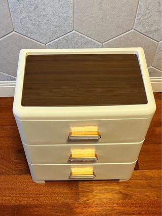 Mesita Cajonera Beige y Dorada