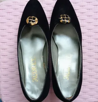 Zapatos de tacón negros con adorno