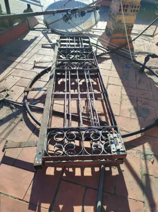 2 puertas y 1 ventana de hierro forjado