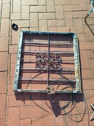 2 puertas y 1 ventana de hierro forjado