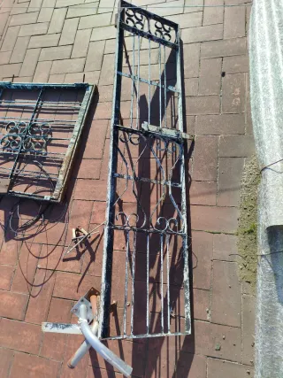 2 puertas y 1 ventana de hierro forjado