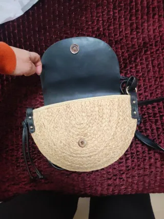 Bolso bandolera rafia y piel negro.