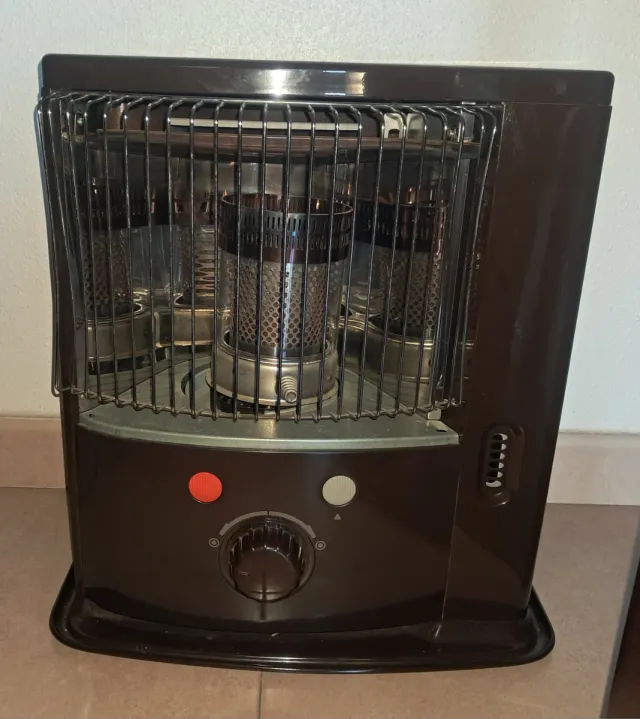 Estufa de parafina marrón y plateada