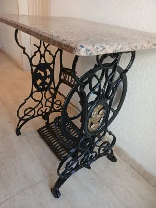 Pie con mármol modernista