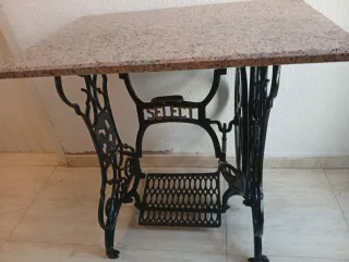 Pie con mármol modernista