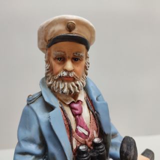 Figura Capitán de Barco al Timón Resina 29CM