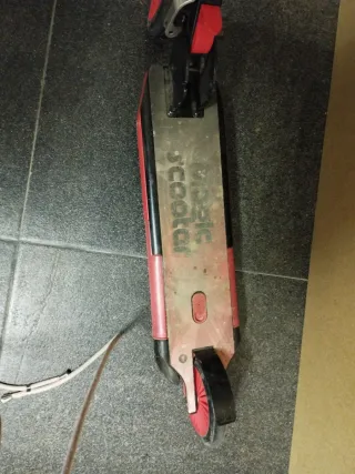 Patinete unisex con ruedas rojas