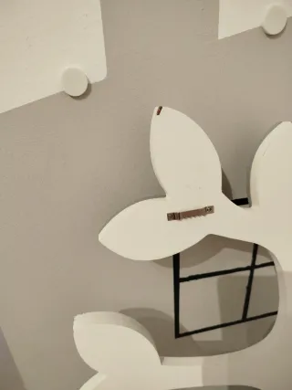 Perchero infantil árbol blanco y gris.