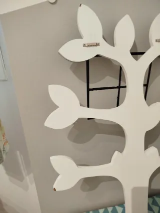 Perchero infantil árbol blanco y gris.