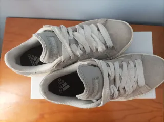 Zapatillas Adidas gris y blancas