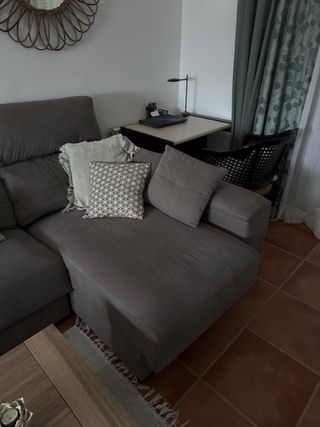 Sofá modular gris tela y madera