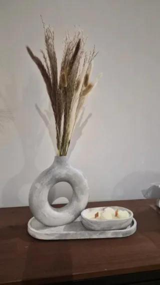 Jarrón y vela decorativa