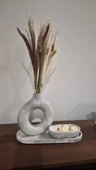 Jarrón y vela decorativa