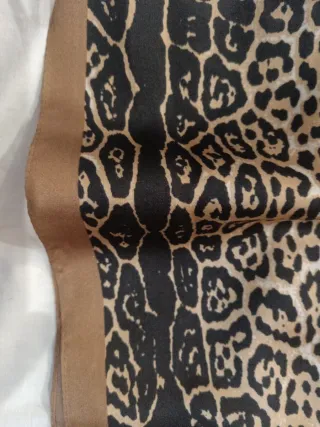 Pañuelo de seda estampado.