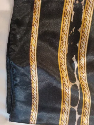 Pañuelo de seda estampado.