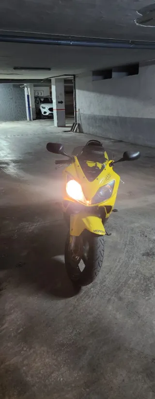Moto Deportiva Honda Amarilla