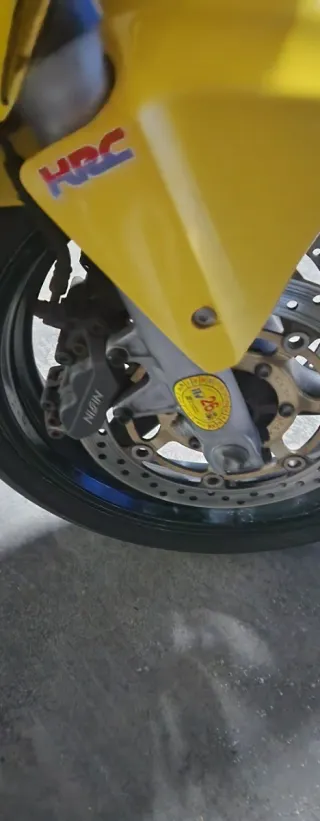 Moto Deportiva Honda Amarilla