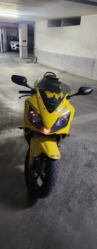 Moto Deportiva Honda Amarilla