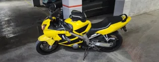 Moto Deportiva Honda Amarilla