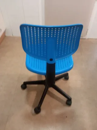 Silla infantil de escritorio azul.