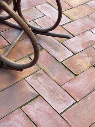 Mecedora infantil de madera y mimbre