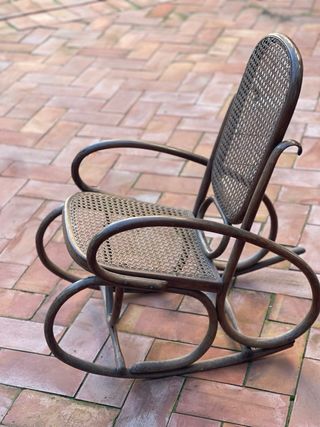 Mecedora infantil de madera y mimbre