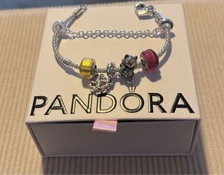 Pulsera Pandora con charms plata
