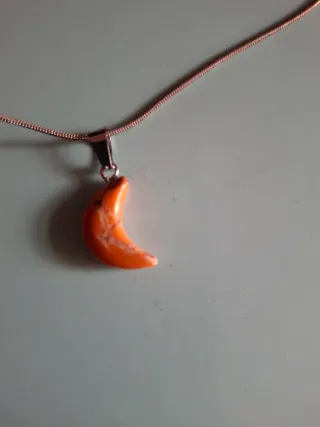 Collar con colgantes de manzana y luna