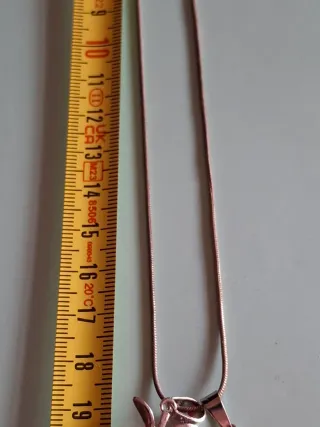 Collar con colgantes de manzana y luna