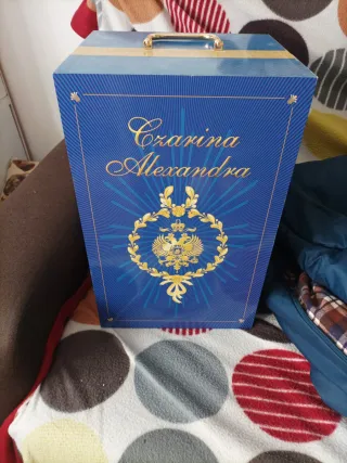 Armario para muñecas azul y dorado