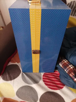 Armario para muñecas azul y dorado