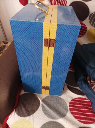 Armario para muñecas azul y dorado