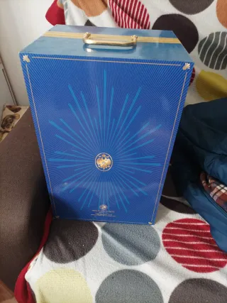 Armario para muñecas azul y dorado