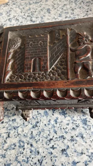 Joyero antiguo de madera tallada