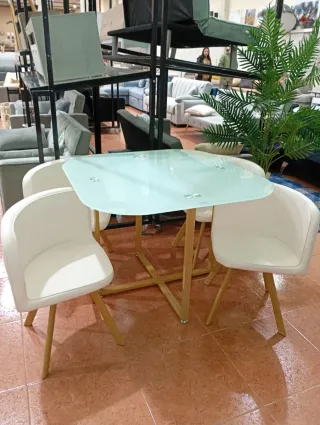 Mesa cristal y 4 sillas blancas