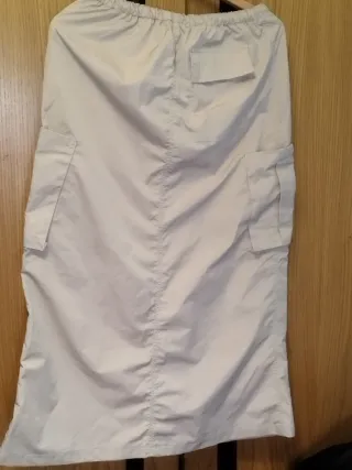 Falda larga beige con bolsillos