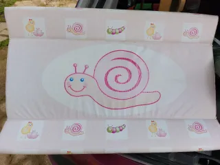 Cambiador bebé con diseño de caracoles