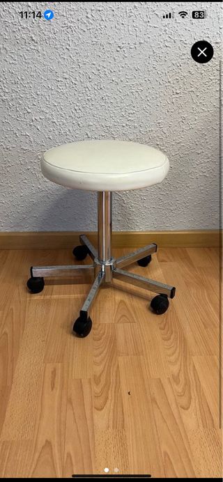 Taburete giratorio blanco y plateado