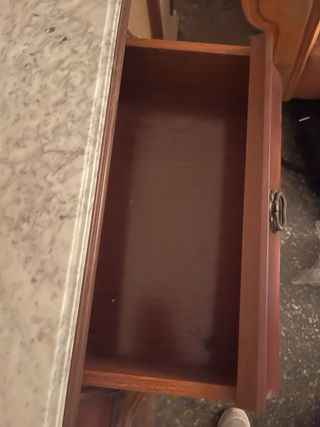 Mueble de madera con tapa de mármol