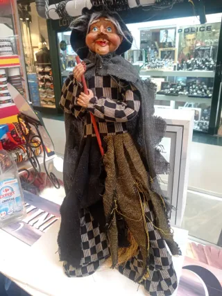 Bruja de tela decorativa